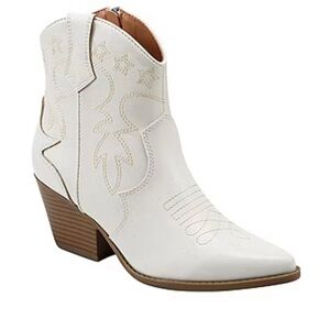 New in Box Women's Indigo Rd. Adeleo 
Cream Country Western Ankle Boots size 7